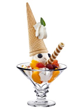 Dondurma tatlısı ve cam bardakta mevsimlik meyve.