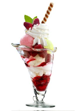 Dondurma tatlısı ve cam bardakta mevsimlik meyve.