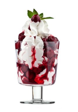 Dondurma tatlısı ve cam bardakta mevsimlik meyve.