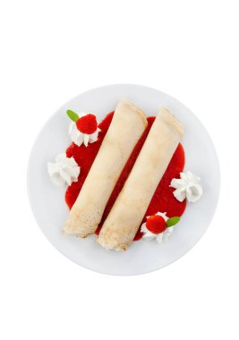 Dondurma tatlısı ve cam bardakta mevsimlik meyve.