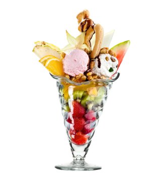 Dondurma tatlısı ve cam bardakta mevsimlik meyve.