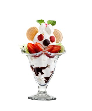 Dondurma tatlısı ve cam bardakta mevsimlik meyve.