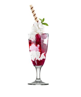 Dondurma tatlısı ve cam bardakta mevsimlik meyve.