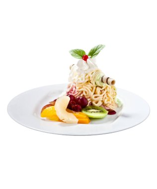 Dondurma tatlısı ve cam bardakta mevsimlik meyve.