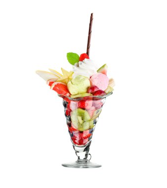 Dondurma tatlısı ve cam bardakta mevsimlik meyve.