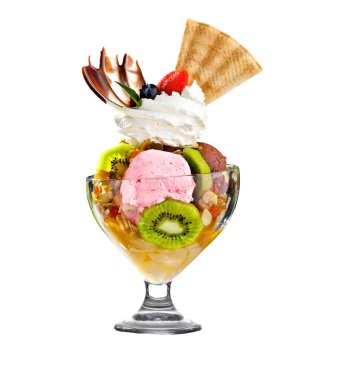 Dondurma tatlısı ve cam bardakta mevsimlik meyve.