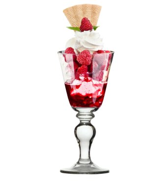 Dondurma tatlısı ve cam bardakta mevsimlik meyve.