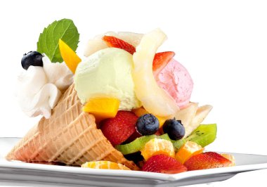 Dondurma tatlısı ve cam bardakta mevsimlik meyve.