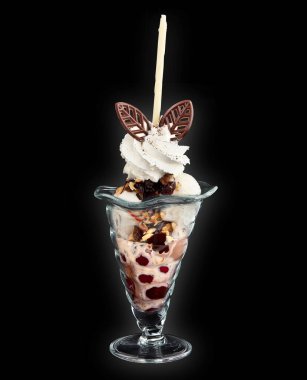 Dondurma tatlısı ve cam bardakta mevsimlik meyve.