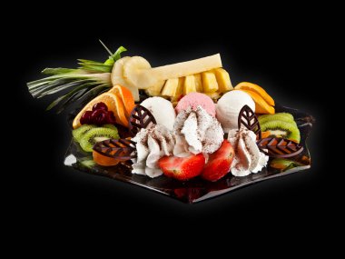 Dondurma tatlısı ve cam bardakta mevsimlik meyve.