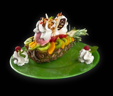 Dondurma tatlısı ve cam bardakta mevsimlik meyve.