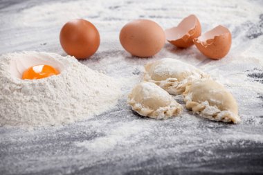 Ev yapımı börekler. Geleneksel hamur tatlısı yapma süreci