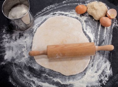 Ev yapımı börekler. Geleneksel hamur tatlısı yapma süreci