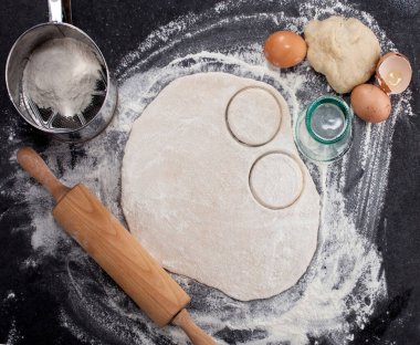 Ev yapımı börekler. Geleneksel hamur tatlısı yapma süreci