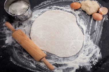 Ev yapımı börekler. Geleneksel hamur tatlısı yapma süreci