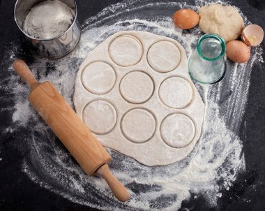 Ev yapımı börekler. Geleneksel hamur tatlısı yapma süreci