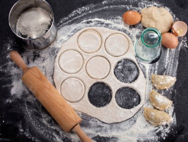 Ev yapımı börekler. Geleneksel hamur tatlısı yapma süreci