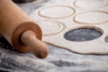 Ev yapımı börekler. Geleneksel hamur tatlısı yapma süreci