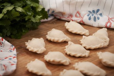 El yapımı börekler. Geleneksel bir Polonya yemeği.