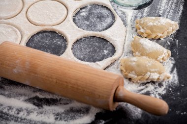 El yapımı börekler. Geleneksel bir Polonya yemeği.