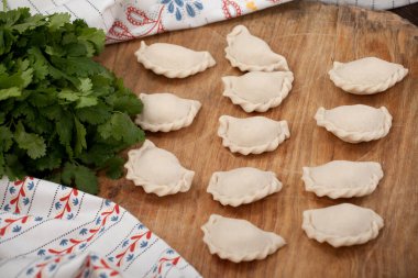 El yapımı börekler. Geleneksel bir Polonya yemeği.