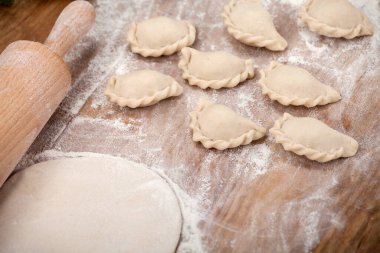 El yapımı börekler. Geleneksel bir Polonya yemeği.