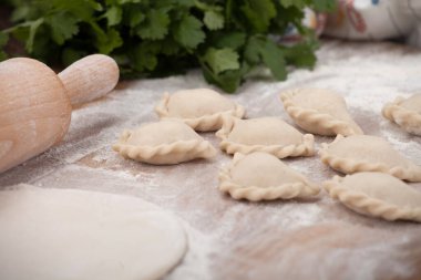 El yapımı börekler. Geleneksel bir Polonya yemeği.