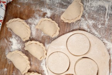 El yapımı börekler. Geleneksel bir Polonya yemeği.