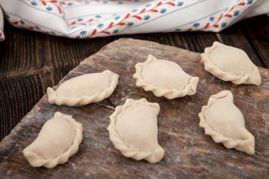 El yapımı börekler. Geleneksel bir Polonya yemeği.
