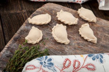El yapımı börekler. Geleneksel bir Polonya yemeği.