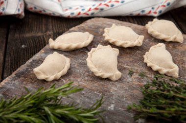 El yapımı börekler. Geleneksel bir Polonya yemeği.