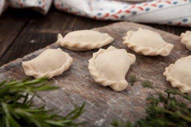 El yapımı börekler. Geleneksel bir Polonya yemeği.