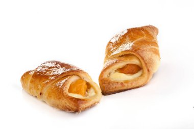 Beyaz arka planda kurabiyeler, tatlı börekler ve diğer şekerleme ürünleri