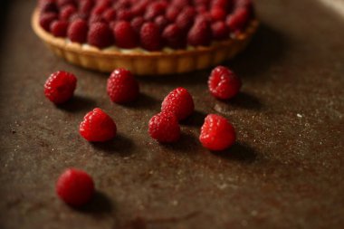 Taze meyveli tart. Ahududu ve üzümlü tart. Kırsal bir zeminde tatlı bir tatlı