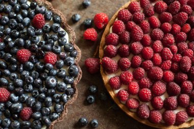 Taze meyveli tart. Ahududu ve üzümlü tart. Kırsal bir zeminde tatlı bir tatlı