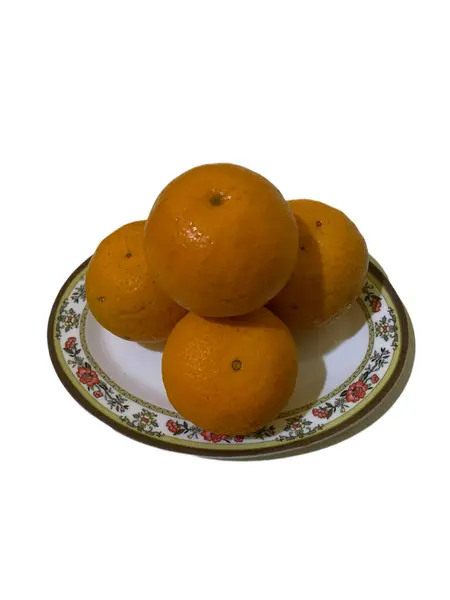 Güneş yanığı portakallar tabakta