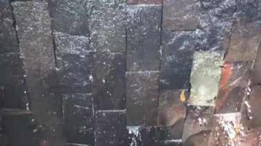 Taşların doğal parıltısı, ışık ve su oyunuyla geliştirilmiş soyut bir model yaratır.