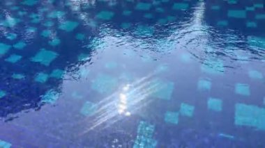 Mozaik Havuzu Üzerine Güneş Işığı Yansımaları