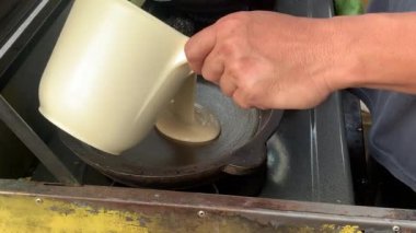 Un Hamurundan Tatlı Martabak Yapma Süreci (Geleneksel Endonezya Yemeği)