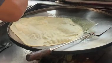 Un Hamurundan Kızarmış Yumurta Martabak Süreci (Geleneksel Endonezya Yemeği)