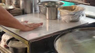 Un Hamurundan Yumurta Martabak Derisi Yapma Süreci (Geleneksel Endonezya Yemeği)