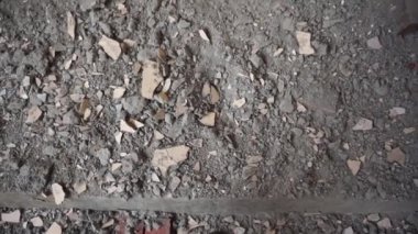 Sert zeminde çakıl ve enkaz yakın çekim