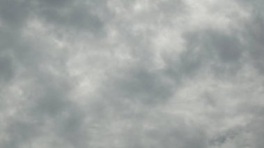 Fırtınalı bulutlar dramatik bir zaman diliminde hareket ediyor