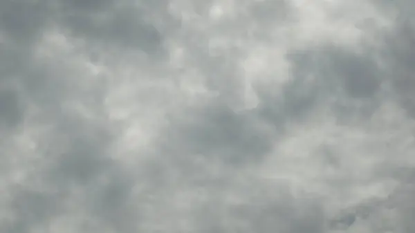 Fırtınalı bulutlar dramatik bir zaman diliminde hareket ediyor