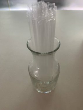 Düzgün düzenlenmiş beyaz kamışlarla dolu temiz bir cam tutacağı içeren basit ve pratik bir düzenek.