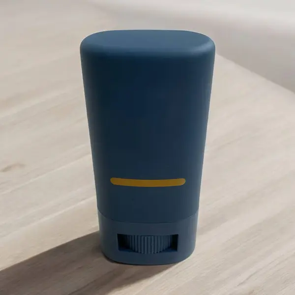 Ahşap masada izole edilmiş boş plastik bir krem tüpü.