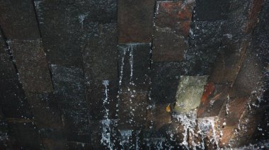 Dökümlü Taş Duvarın Üzerinde Şelale Suyu