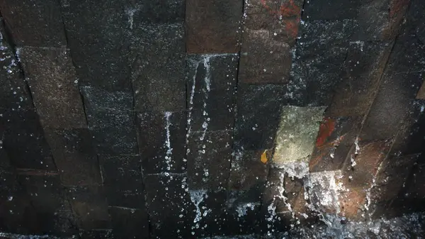 Dökümlü Taş Duvarın Üzerinde Şelale Suyu