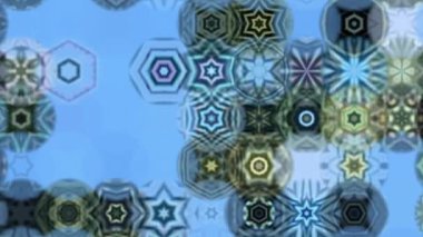 Mavinin çeşitli tonlarında soyut bir kaleydoskopik desen. Tasarım simetriktir ve görsel bir uyum yaratır.