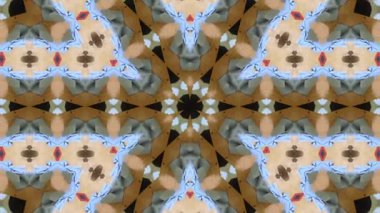 Soyut bir kaleydoskopik desen ve simetrik bir tasarım. Kahverengi, mavi ve kırmızı renkler sergiliyor. Karmaşık detaylar ve tekrarlayan şekiller görsel olarak büyüleyici bir etki yaratır.